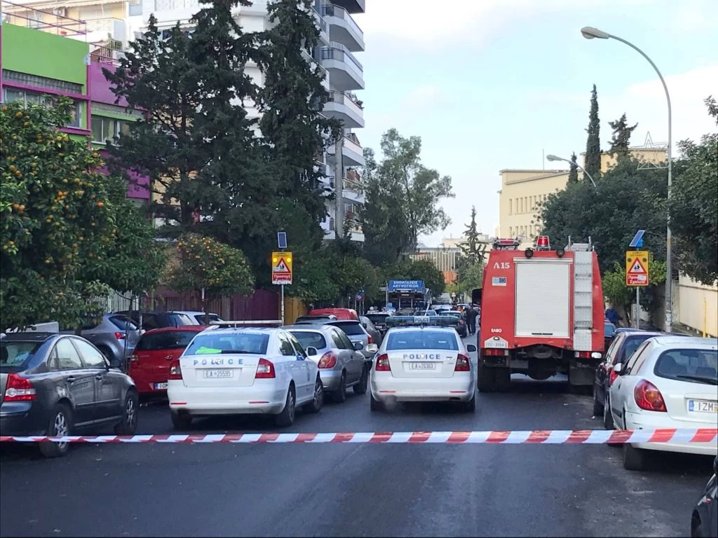 Επίθεση στο ΑΤ Ζωγράφου: Πέταξαν πέτρες και ξύλα – Έσπασε η τζαμαρία